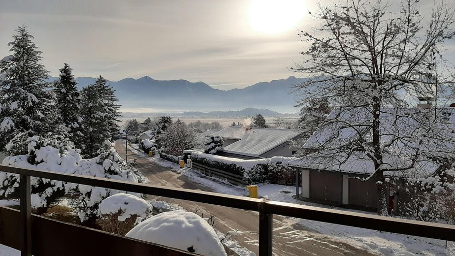 Moderno, pregiato e tranquillo appartamento di 2 locali COMPLETAMENTE ATTREZZATO con ampio balcone esposto a sud a Murnau-Moosrain – Winterfoto