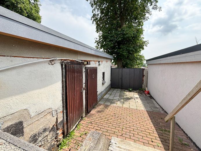 Blick zum Schuppen und Garage