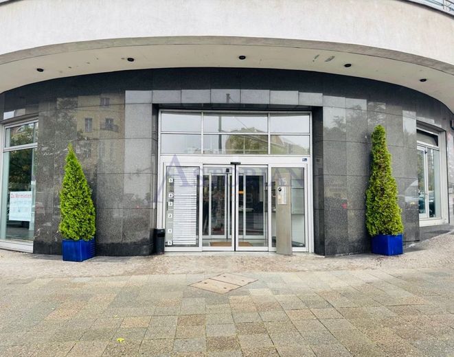 Ufficio full-service con vista sopra i tetti di Charlottenburg 
- ottimamente collegato – Hauseingang