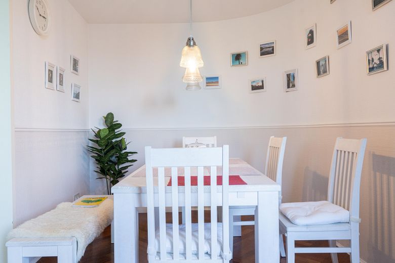 Sin comisión, venta directa del propietario: luminoso apartamento de 4,5 habitaciones con terraza cerca del lago Unterbacher See – Essbereich