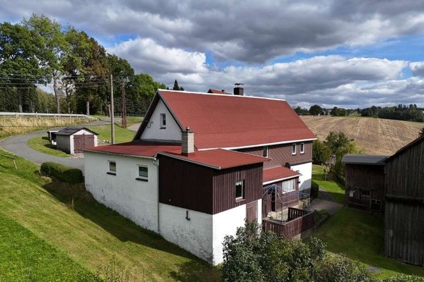 Natur! Bauernhaus mit Scheune, großem Garten und Garage in Schöneck