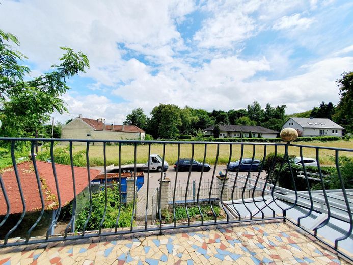 kleiner Balkon zur Vorderseite