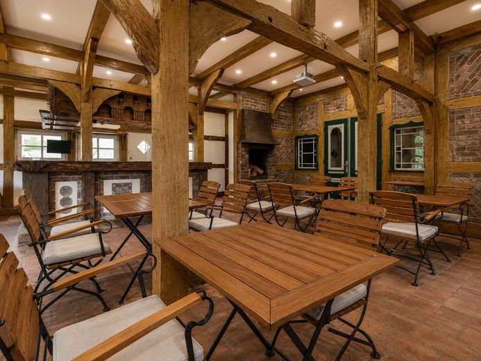 Etabliertes Hotel- &amp; Gastro-Anwesen am Wiehengebirge umfassend modernisiert – Scheune