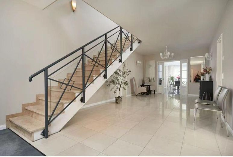 Einzigartige Villa in Berlin-Biesdorf mit 6 Zimmer plus Garten und Pool – Flur Eingang