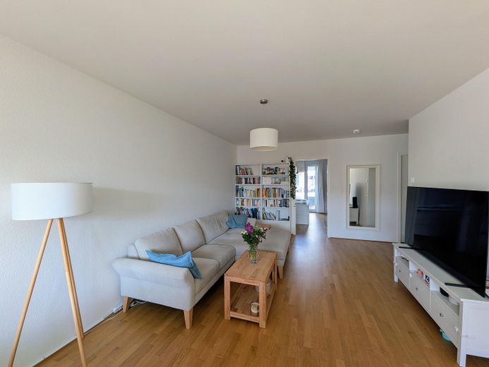 Moderne, helle und energieeffiziente 4-Zimmer-Wohnung mit Tiefgaragenstellplatz und Loggia – Wohnbereich