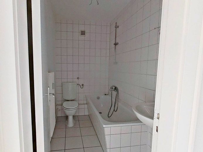 Einziehen und für den Herbst einkuscheln - mit einem KALTMIETERLASS: 3-Zimmer-Wohnung mit BALKON in fußläufiger Nähe zum Kanal – Ansicht I: Bad