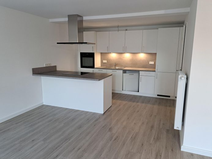 Moderno appartamento mansardato con 2 locali in centro – Wohnen/Essen/Küche