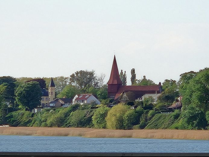 Exklusives Wohnhaus im Seebad Altefähr auf Rügen – Blick von der Rügenbrücke