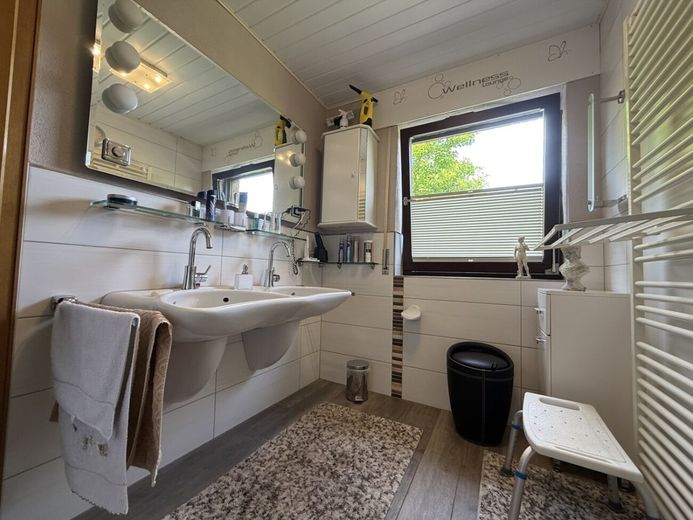 Mehr Platz, mehr Möglichkeiten, mehr Zuhause im wunderschönen Kalletal – Badezimmer