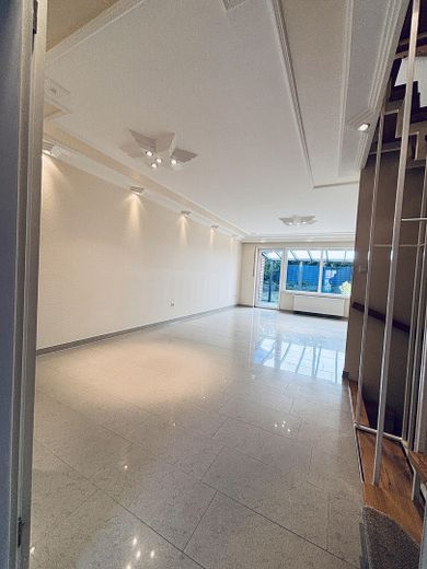 Stilvolles Reiheneckhaus mit Garage Stellplatz und ausgebautem Dachbereich mit Badezimmer – Foto 5