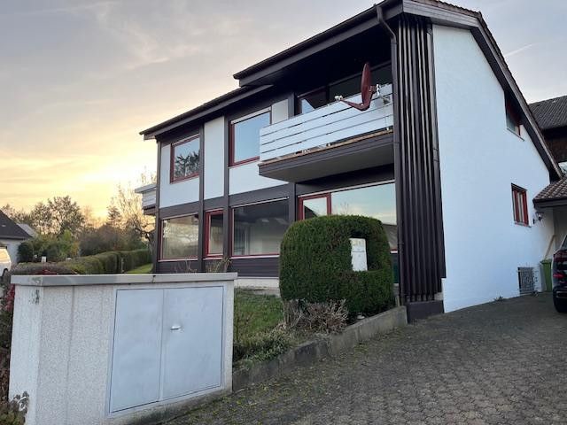 Attraktives Einfamilienhaus  mit grosszügiger Holzterrasse und Garten – Hausansicht Ost