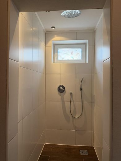Wackersdorf / Meldau – Großzügiges Ein-/Zweifamilienhaus mit Einliegerwohnung und PV-Anlage – Dusche EG barrierefrei
