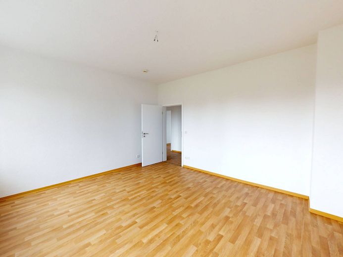 **LIVE RENT-FREE FOR 3 MONTHS** A place to feel at home: Bright 3-room apartment with a bathroom featuring natural light – Ansicht II: Wohn- und Esszimm…