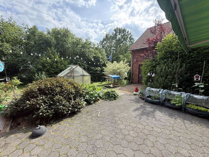 Großzügiger Resthof mit zwei Wohneinheiten, umfangreichen Nutzflächen und vielfältigem Entwicklungspotenzial – Terrasse - Südseite