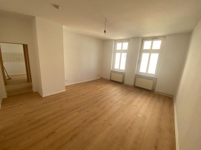 Großzügige 2,5-Raum-Wohnung mit Einbauküche – Wohnzimmer