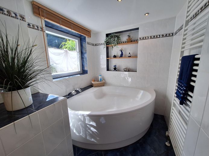 Privatsphäre im Grünen  –  ohne Maklergebühren – Eckbadewanne