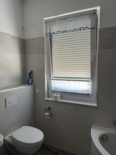 Nachmieter/in für mod. Neubauwohnung (2018) mit Dachterrasse gesucht – Fenster im Bad