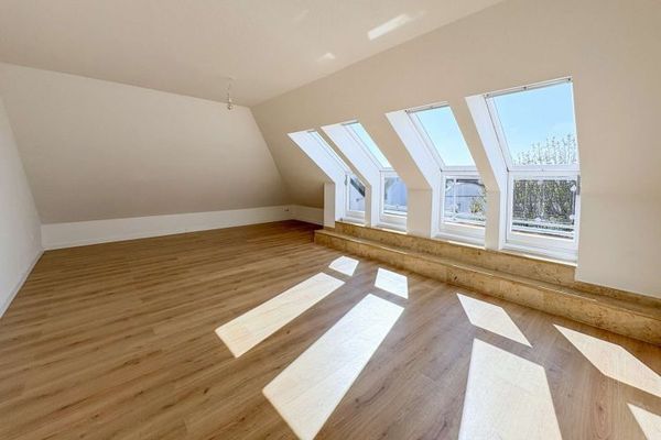 LICHT. STIL. ZUHAUSE. | Moderne Dachgeschosswohnung mit 4 Zimmern und Balkon in Borna