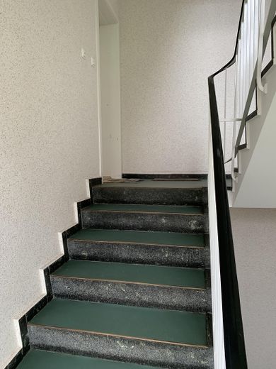courtagefrei: gepflegte Wohnung in ruhiger Wohnanlage auf Eigenland – Treppenhaus