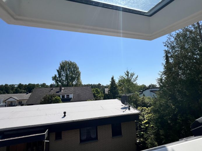 Moderne 4 Zimmer DG Wohnung mit Garten in ruhigem gehobenen Wohngebiet – Aussicht SZ2