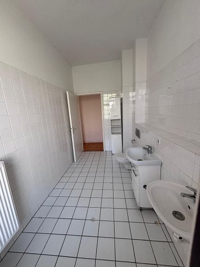 Provisyon yok. Neukölln'ün kalbinde ışıkla dolu ve geniş eski bina dairesi – Bad