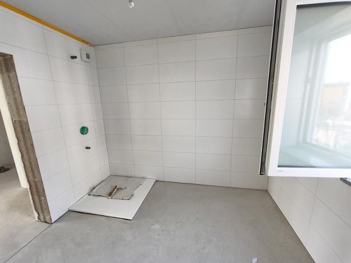 4 Zi. Wohnung (Nr. 7) im OG mit Balkon – Bad mit Dusche, Waschmaschinenanschluss und Fenster Bild 2