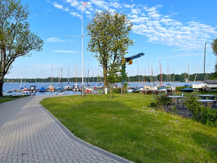 Sonnige Wohnung direkt am See in Neuruppin mit Gartenterrasse, voll ausgestattet – 18_Weg entlang am See
