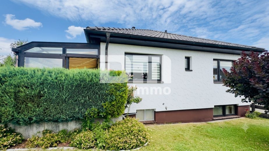 Solider Familien-Bungalow mit großem Potenzial in ruhiger Lage mit Wintergarten und Garage – Frontansicht / Wintergarten