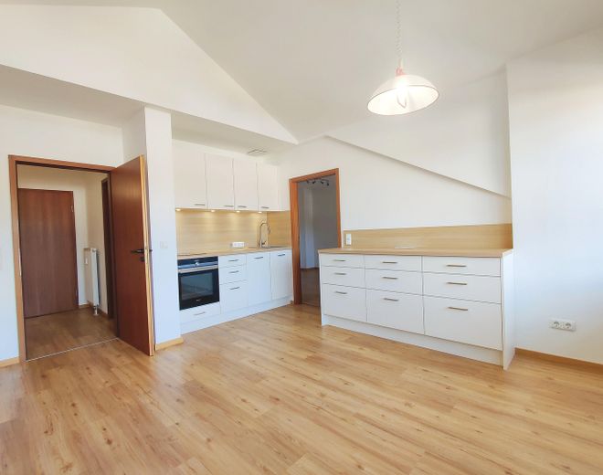 hell und geräumig: renovierte 2 Zimmer DG-Wohnung auf 69m² mit großem Gaubenbalkon ohne Provision – Blick auf die Küche