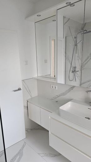 Luxuriöses Wohnen mit maximaler Flexibilität: Neubau-Juwel mit separater Einliegerwohnung – Badezimmer