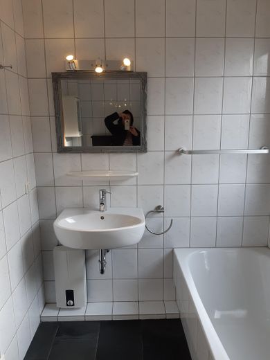 H`rath-Straß,mod.Komf.-Mais-Whg.ruhig, Südbalkon, 2.OG – Bad