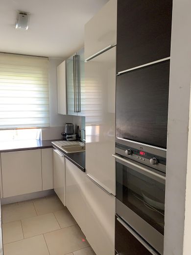 Schöne Lichtdurchflutete 4 Zimmer Wohnung – Küche 