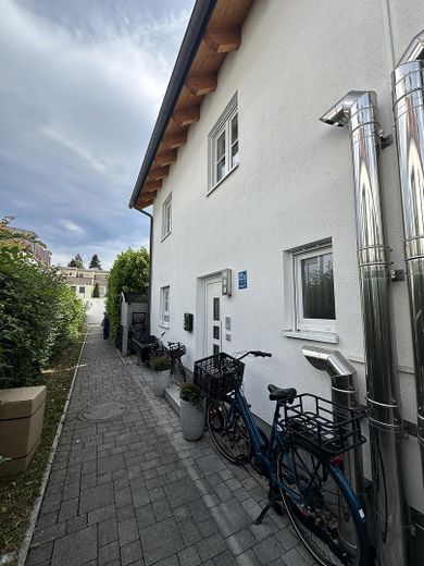 Near Simmerleinplatz: As-new, bright XXL semi-detached house, upscale features, KFW70 standard, with fitted kitchen – Hausansicht