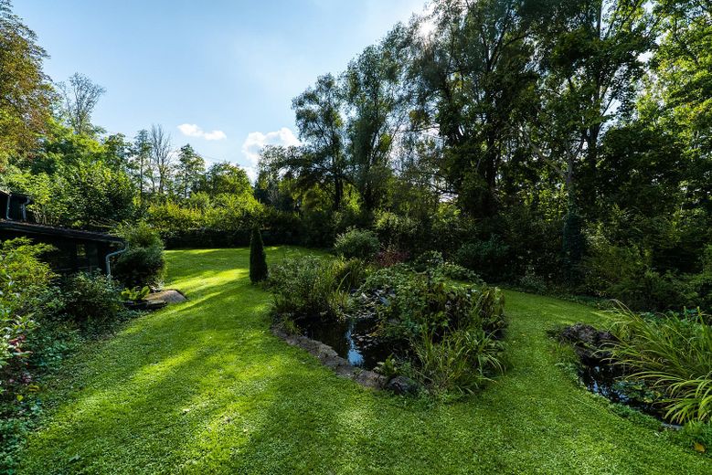 Eşsiz, komisyonsuz! Konut/lifestyle malikanesi, 3 daire, yaklaşık 480m² kullanım alanı, 800m² depo alanı, 7000 m² arsa – parkähnliche Gartenanlage