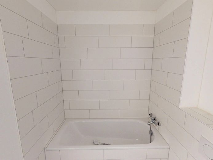 Hell und modern: Große 4-Zimmer-Wohnung mit EBK, 2 BÄDERN und BALKON im Neubauquartier FIELD 4 – Ansicht II: Bad en Suite