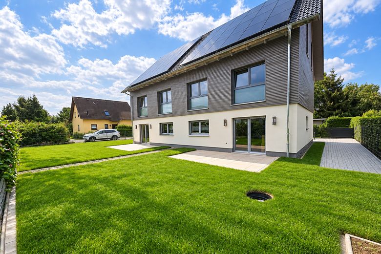 Nowo wybudowany segment domu dwurodzinnego o powierzchni 165 m² | 6 pokoi | 2 łazienki | ogród | chłodzenie | Smart Home – Außenansicht Garten 2