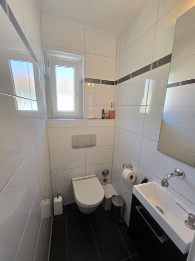 Modernisierte 3,5–4-Zimmer-Wohnung mit hochwertiger Ausstattung, Balkon & Stellplatz in ruhiger Lage – WC