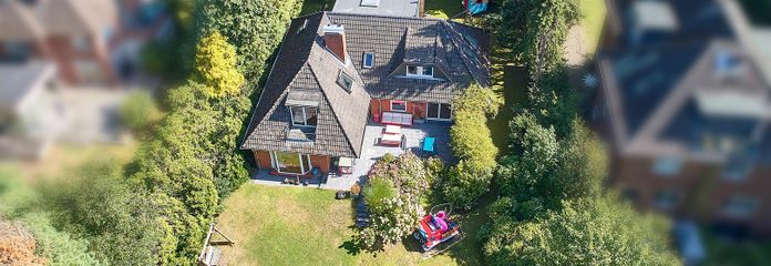 Familienhaus am Schöns Park | 298 m² Wohnfläche auf 1.794 m² Grundstück | provisionsfrei – Drohnenbild Haus und Garten