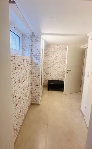 Casa unifamiliare modernizzata con 187 m² di superficie abitabile, 6 locali, garage e giardino, senza intermediario – Flur Keller