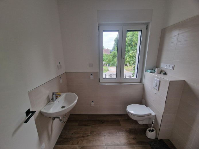 Erstbezug in Zepernick – Provisionsfreie KfW-40-EE Stadtvilla auf über 1.000 m² Grundstück – EG Gästebad Blick nach Westen