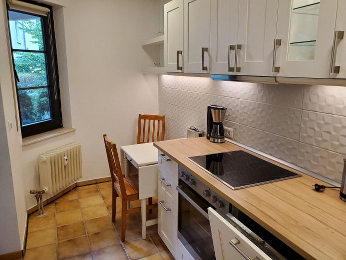 Apartamento amueblado con terraza soleada cerca del Havel, sin comisión – Küche mit Essecke