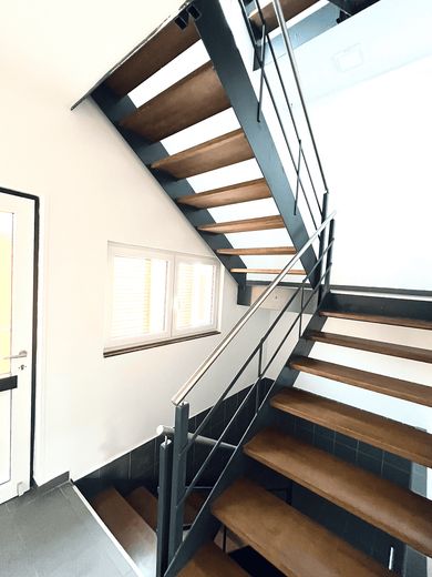 Straubing yakınlarında 11 konut birimli apartman – tamamen kiralanmış ve komisyonsuz – Treppenhaus