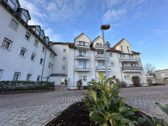 Helle 2-Zimmer-Dachgeschosswohnung mit Balkon und Stellplatz in zentraler Lage von Röthenbach – Hinteransicht