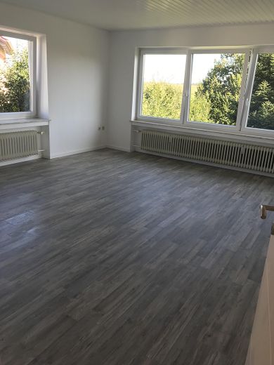 Appartement calme, lumineux et moderne de 3 à 4 pièces, avec cuisine et salle de bains, près de Dinkelscherben, avec jardin, garage, etc. – sehr grosses Wohnzimmer
