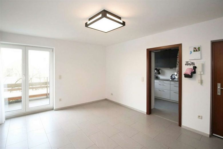 3,5 Zimmer Erdgeschosswohnung mit 2 TG-Stellplätzen in ruhiger Lage – Essbereich leer