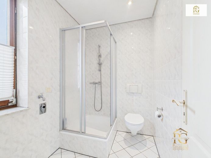 Badezimmer mit Dusche