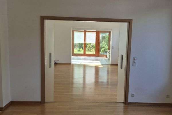 120 m² z ogrzewanym ogrodem zimowym, tarasem i ogrodem – wyjątkowe mieszkanie w Schleswig
