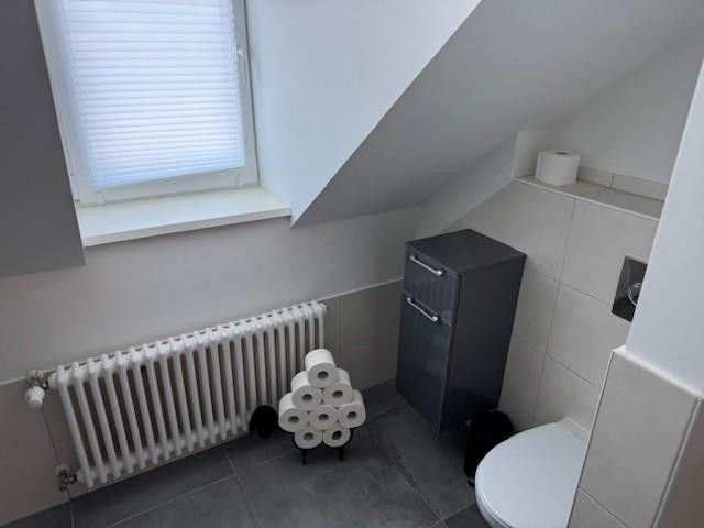 Frisch sanierte 1-ZKB Dachgeschosswohnung Frankfurt-Höchst | Stellplatz | privat – Bad Teil 2
