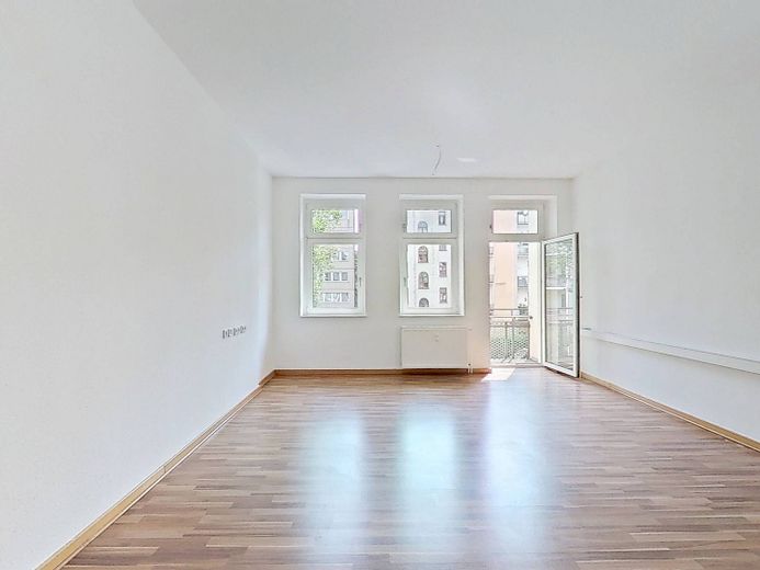 Charme automnal pour votre nouveau chez-vous - Emménagez, blottissez-vous et économisez sur le loyer hors charges : Spacieux appartement de 4 pièces avec BALCON ensoleillé – Ansicht I: Wohn- und Esszimmer