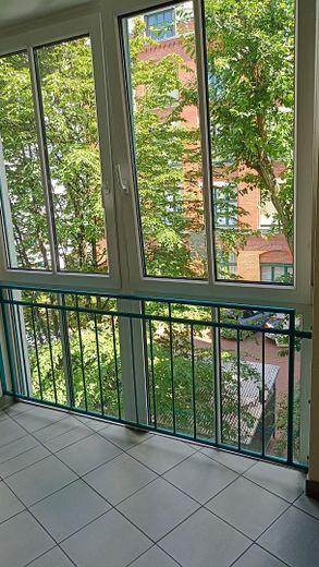 „Your morning coffee with river view – 3 rooms, loggia & unobstructed water location in Leipzig Plagwitz“ – Helles, geräumiges Treppenhaus